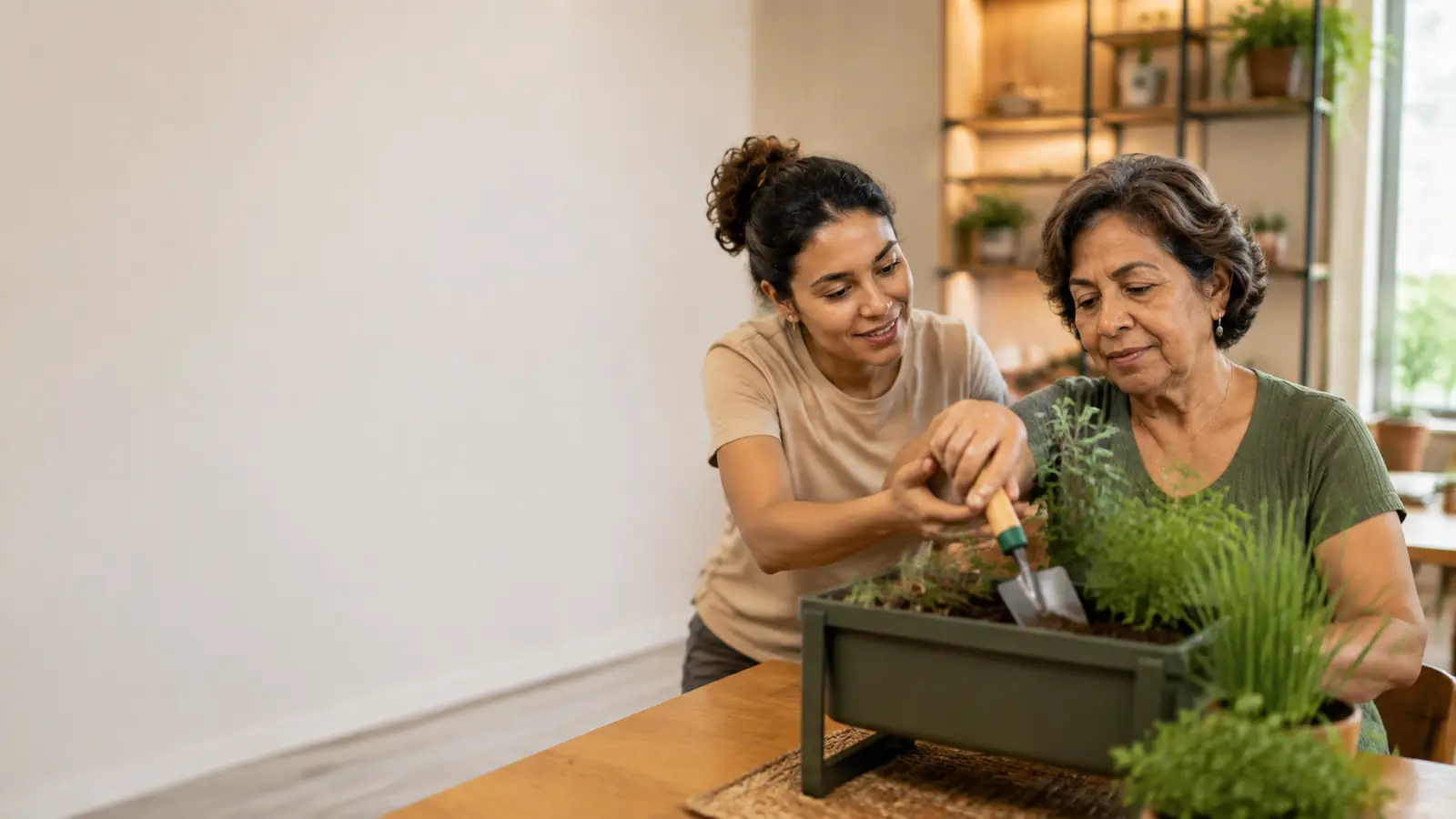 Mulher utilizando ferramenta ergonômica em atividade de jardinagem com terapeuta ocupacional