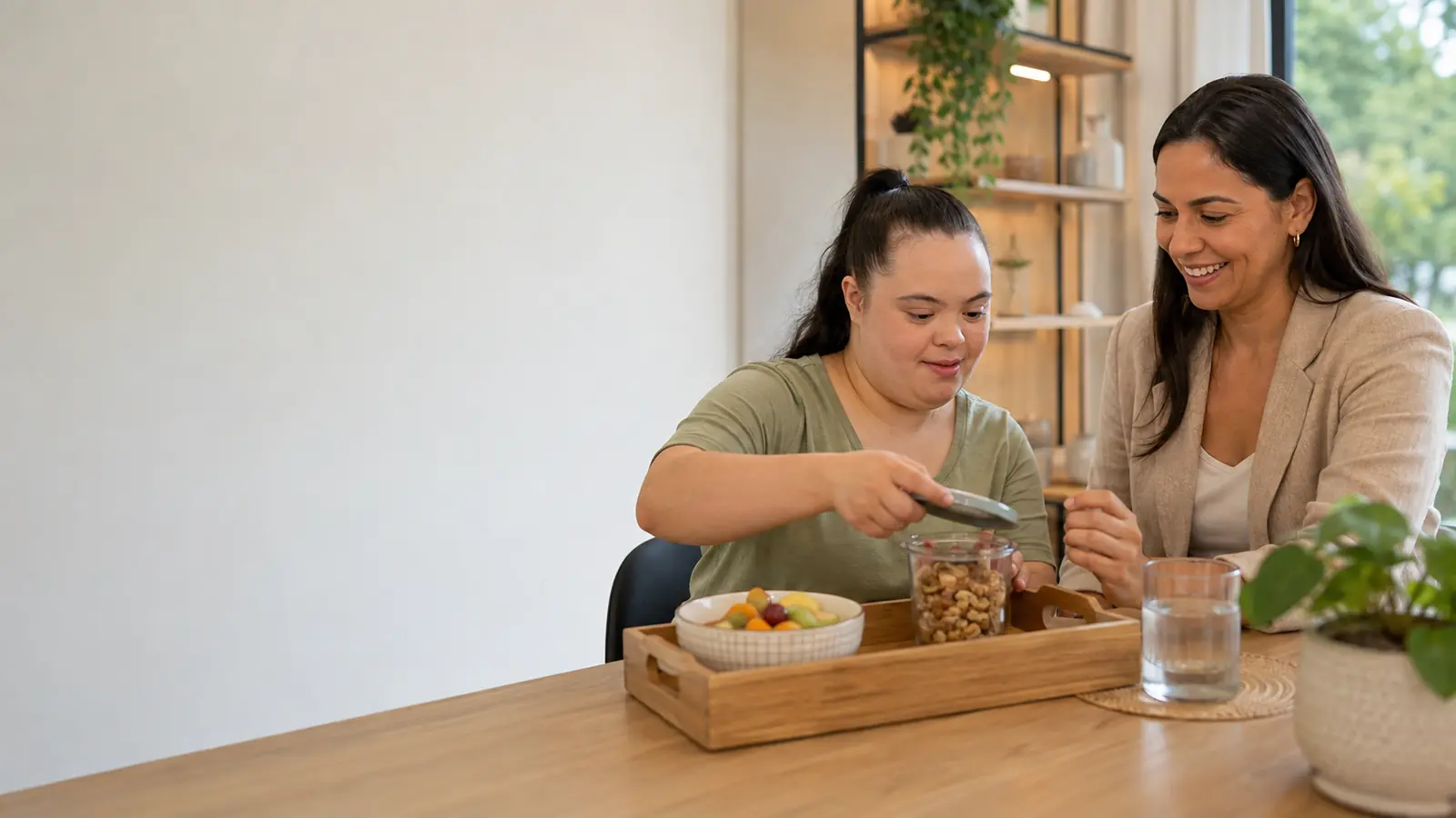 Jovem adulta com Síndrome de Down realizando atividade funcional com terapeuta ocupacional