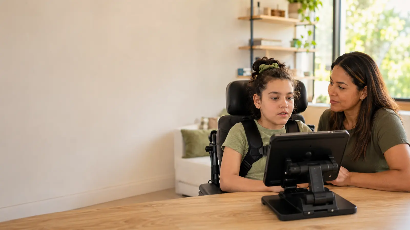 Menina com Síndrome de Rett utilizando comunicação por olhar com terapeuta ocupacional